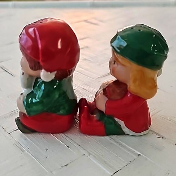 Avon Vintage 1983 Toy Making Elves Salt & Pepper Shakers Boy & Girl 2.5" x 1.5" - Picture 2 of 6
